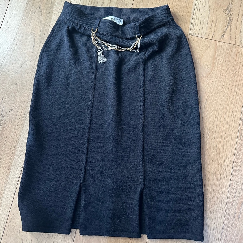 ST. JOHN Black Knit Pencil
Gold & Silver Tone Chain